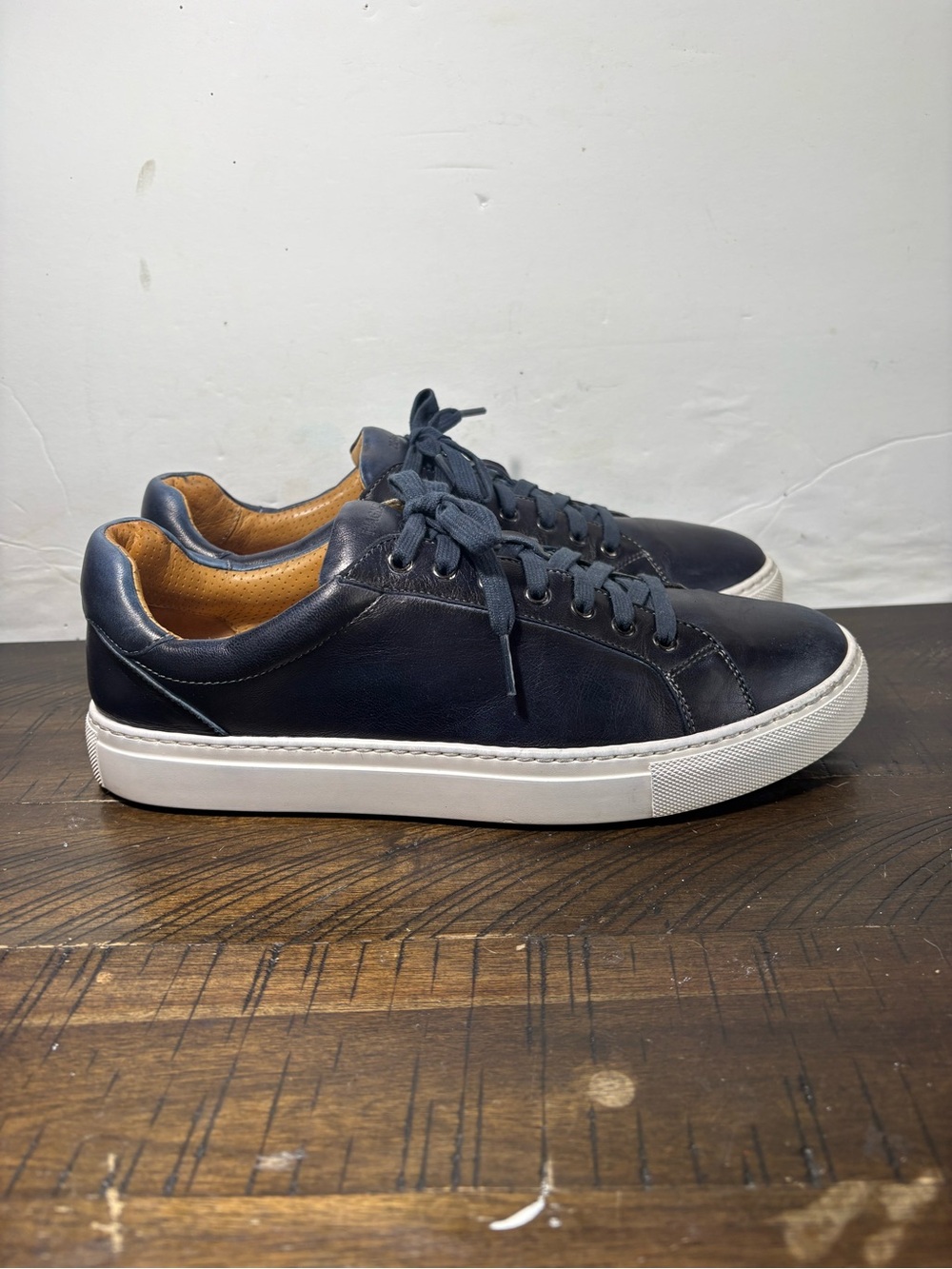 Magnanni Navy Leather Low-Top Sneakers with White Sole